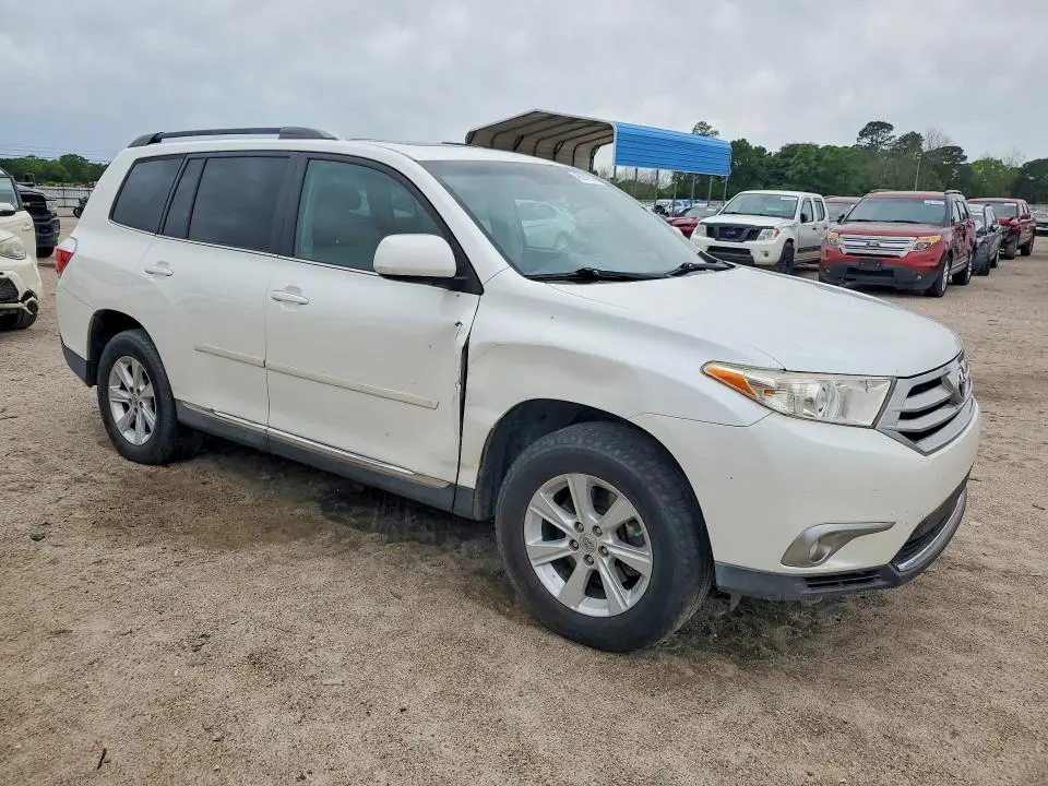 2011 TOYOTA HIGHLANDER SE  