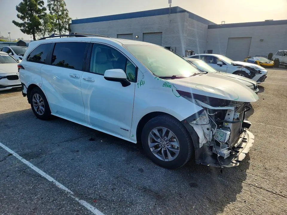 2021 TOYOTA SIENNA XLE  