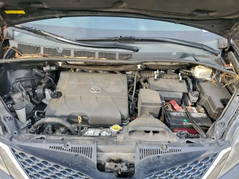 2016 TOYOTA SIENNA SE  