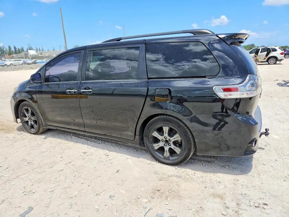 2016 TOYOTA SIENNA SE  