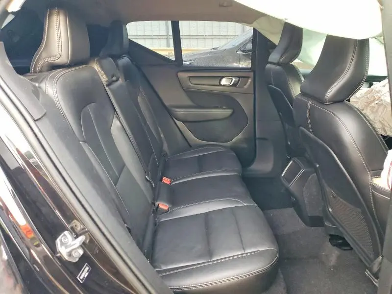 2020 VOLVO XC40 T4 MOMENTUM  