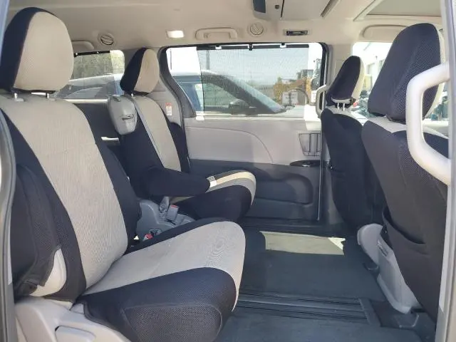 2016 TOYOTA SIENNA XLE  