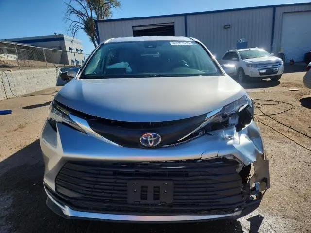 2022 TOYOTA SIENNA LE  