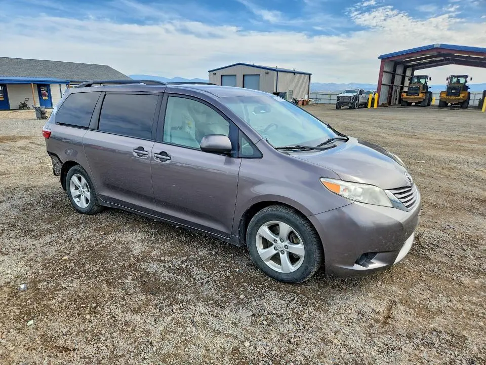 2016 TOYOTA SIENNA LE  