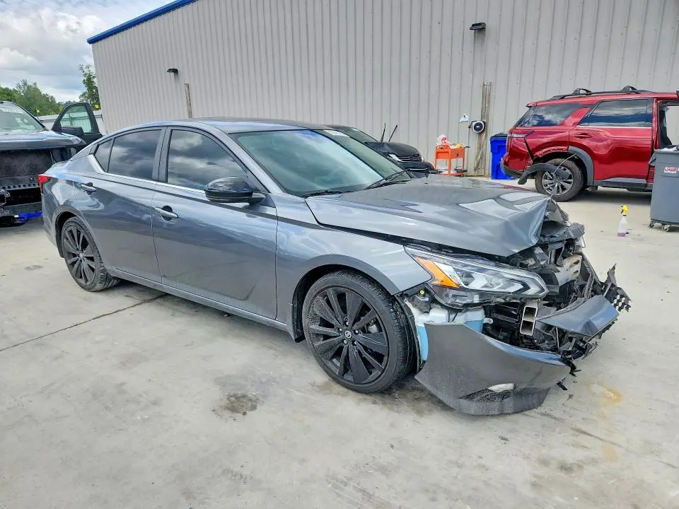 2022 NISSAN ALTIMA SR  