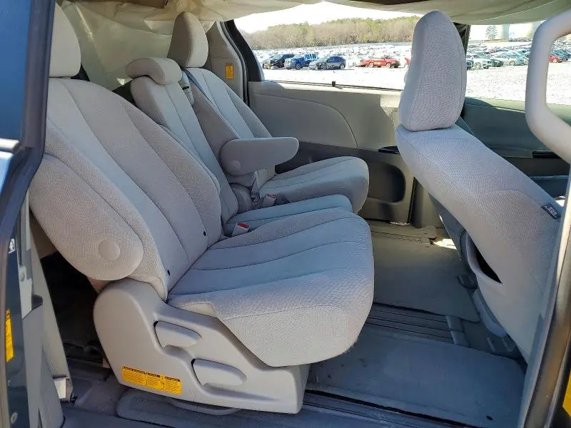 2014 TOYOTA SIENNA LE  