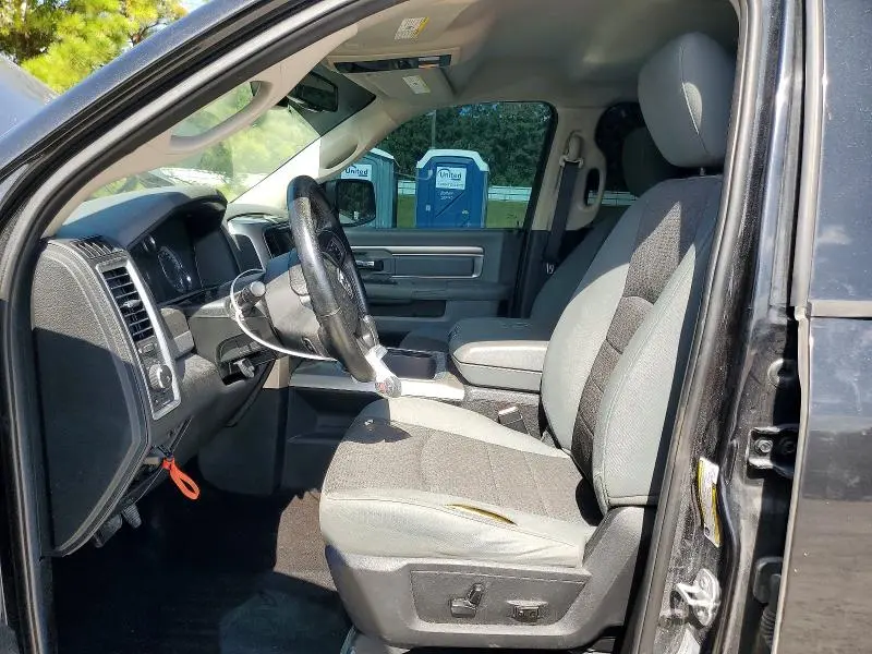 2016 RAM 1500 SLT  