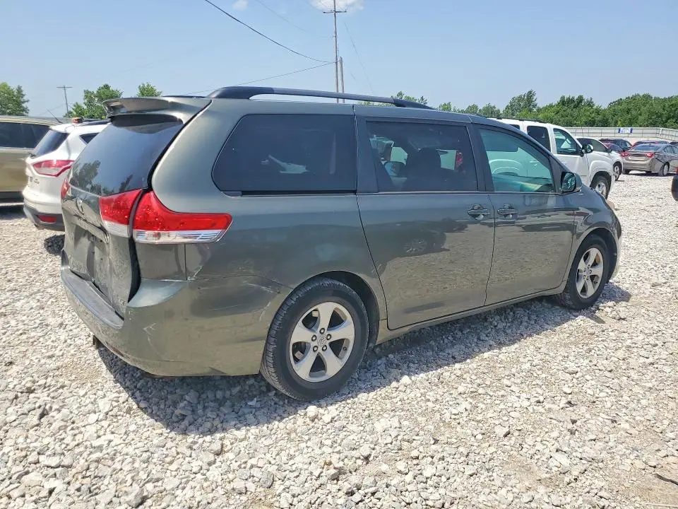2011 TOYOTA SIENNA   