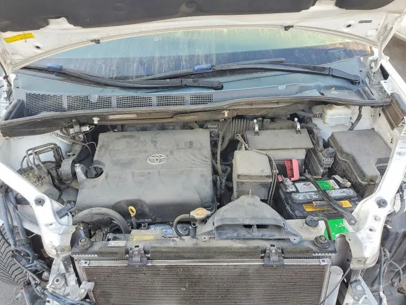 2013 TOYOTA SIENNA SE 8-PASSENGER  