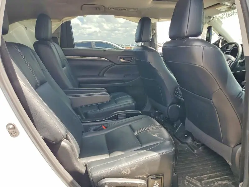 2018 TOYOTA HIGHLANDER SE  