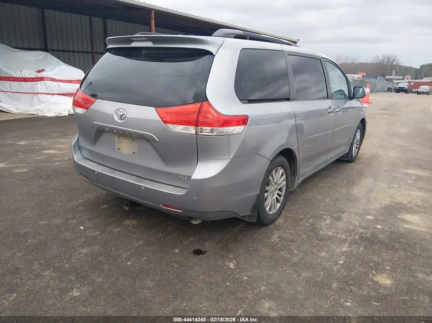 2013 TOYOTA SIENNA XLE V6 8 PASSENGER