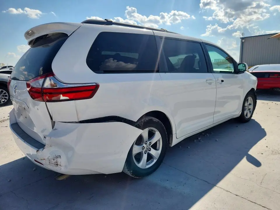 2015 TOYOTA SIENNA LE  
