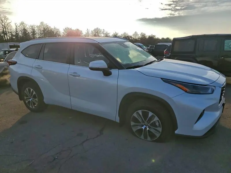 2024 TOYOTA HIGHLANDER LE  