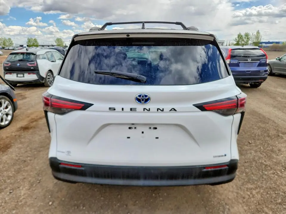 2022 TOYOTA SIENNA LE  