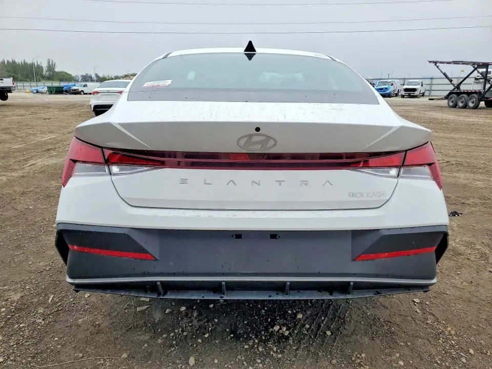 2025 HYUNDAI ELANTRA SE  