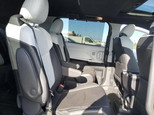 2025 TOYOTA SIENNA XSE  