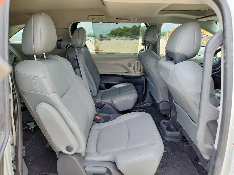 2021 TOYOTA SIENNA XLE  