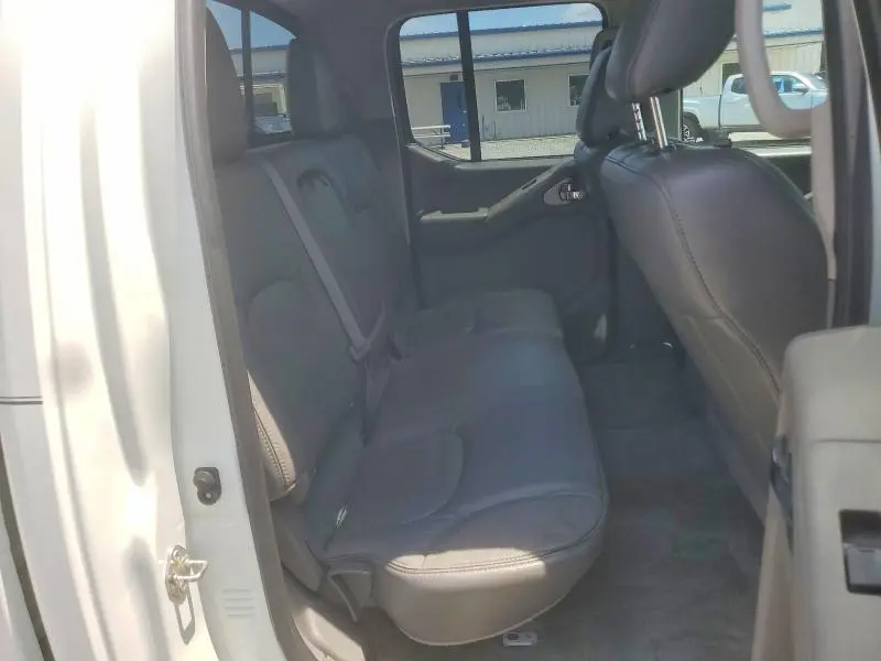 2017 NISSAN FRONTIER SL  