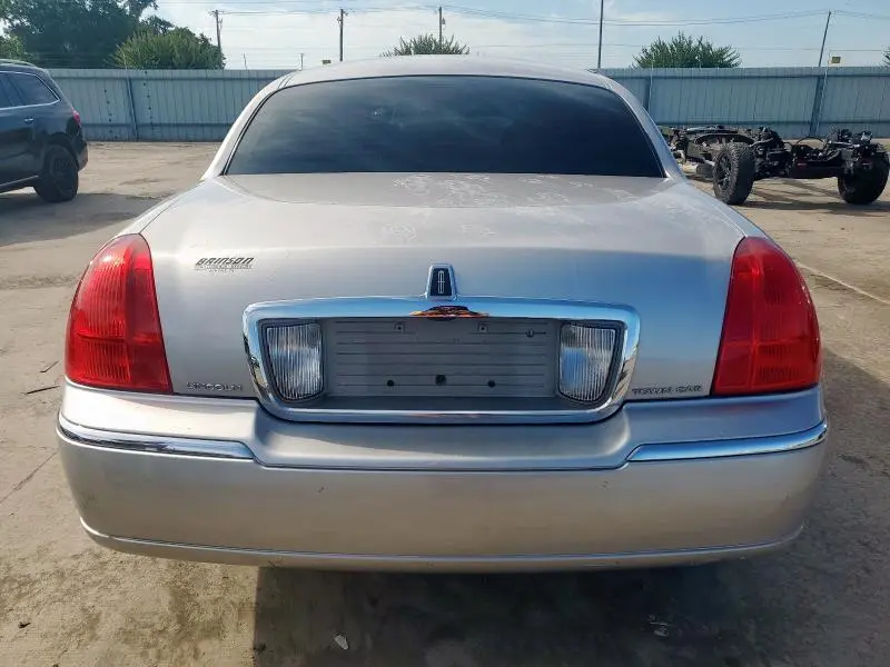 2010 LINCOLN TOWN CAR SIGNATURE LIMITED  