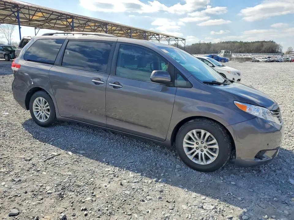 2013 TOYOTA SIENNA XLE 8-PASSENGER  