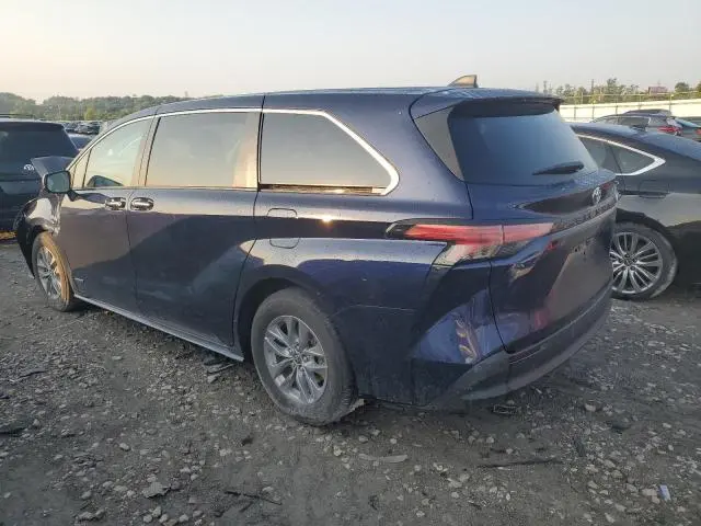 2021 TOYOTA SIENNA XLE  