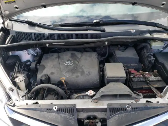 2018 TOYOTA SIENNA LE  