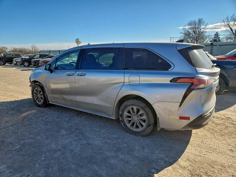 2022 TOYOTA SIENNA LE  