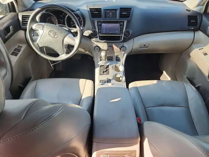 2013 TOYOTA HIGHLANDER SE  