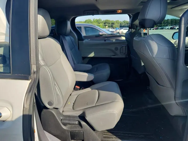 2022 TOYOTA SIENNA XLE  