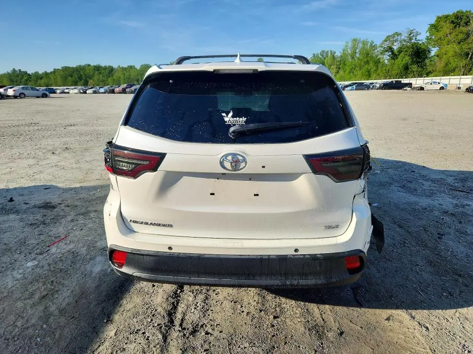 2016 TOYOTA HIGHLANDER XLE  