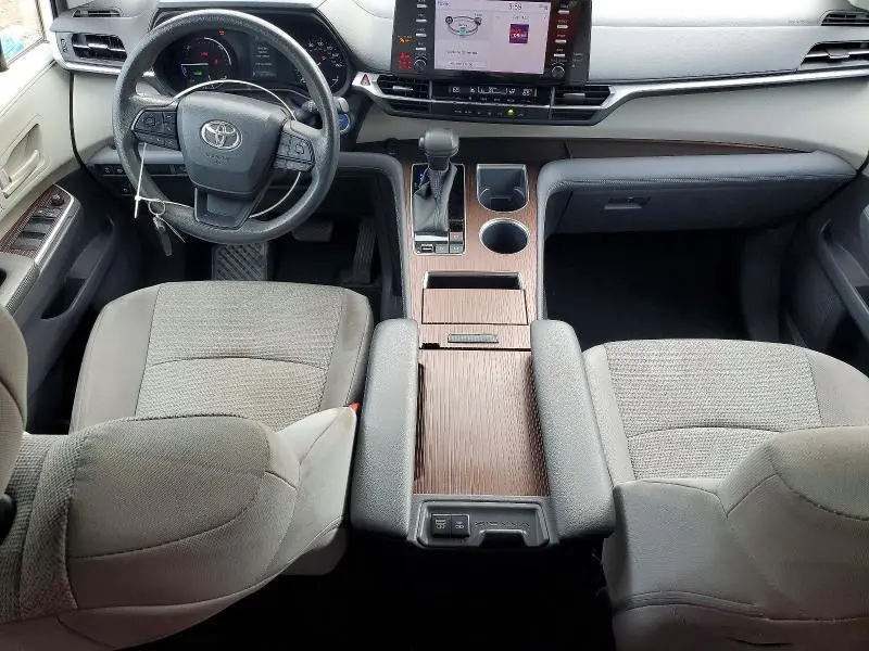 2022 TOYOTA SIENNA LE  