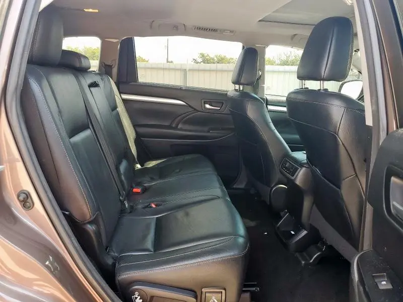 2017 TOYOTA HIGHLANDER SE  