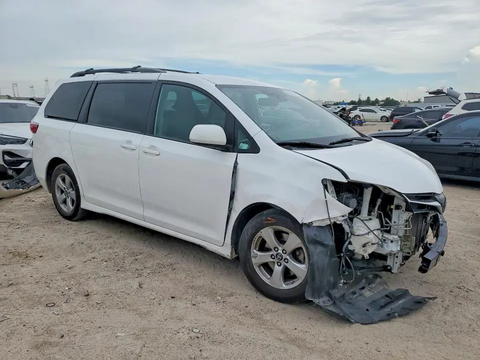 2020 TOYOTA SIENNA LE  