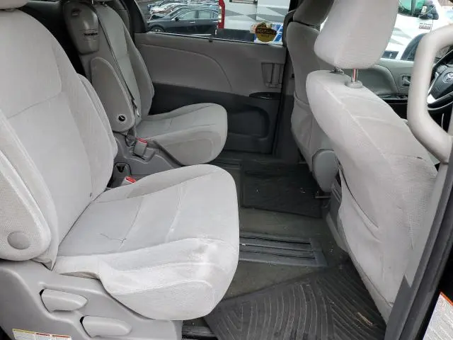 2017 TOYOTA SIENNA LE