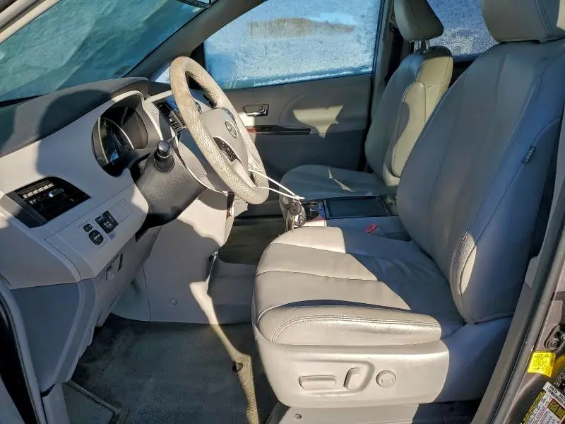 2013 TOYOTA SIENNA XLE  