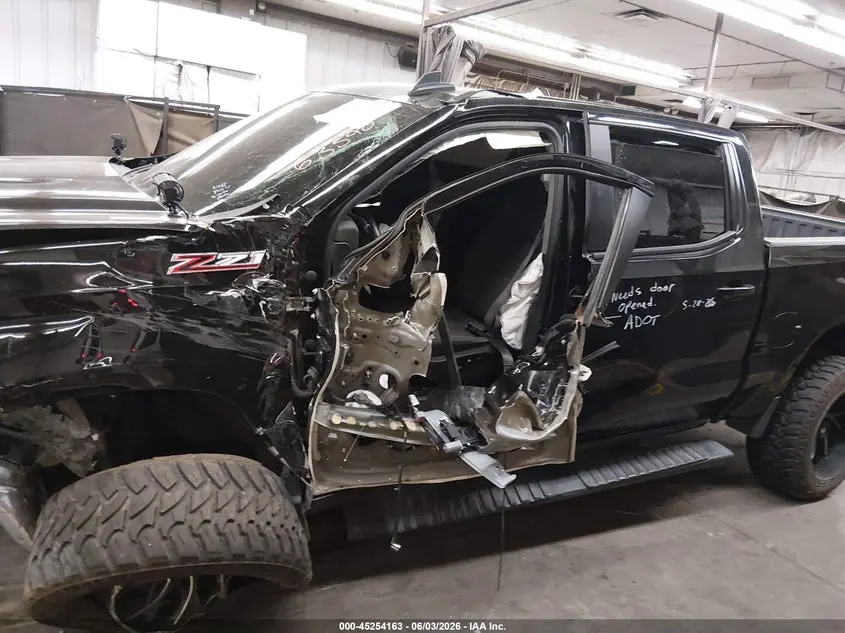 2023 CHEVROLET SILVERADO 1500 4WD  STANDARD BED LT
