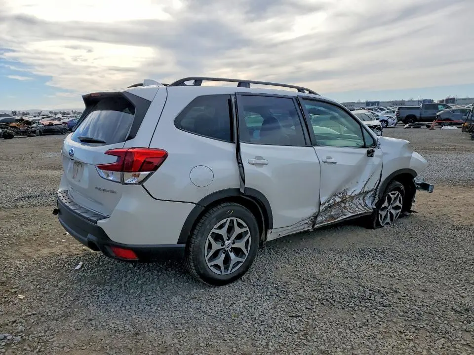 2022 SUBARU FORESTER PREMIUM  