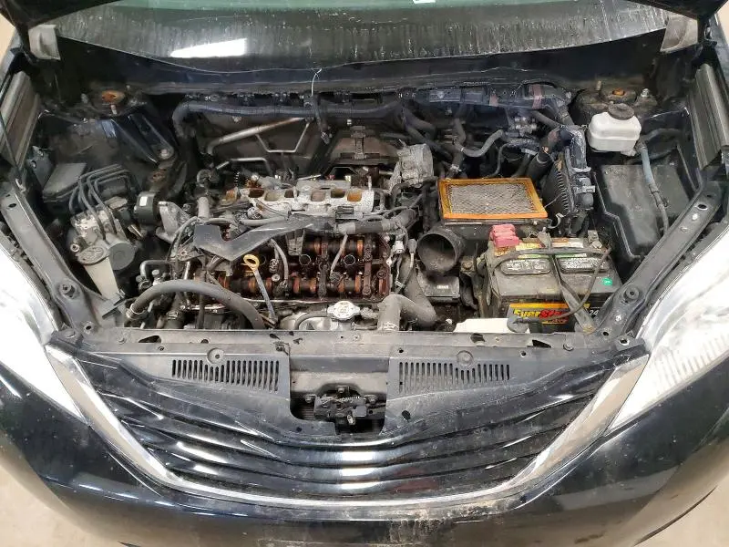 2017 TOYOTA SIENNA LE  