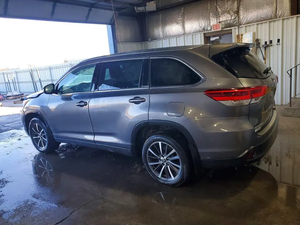 2017 TOYOTA HIGHLANDER SE  