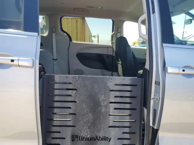 2022 CHRYSLER VOYAGER LX