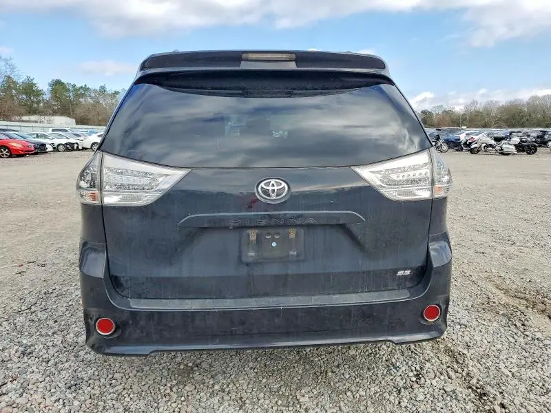 2017 TOYOTA SIENNA SE  