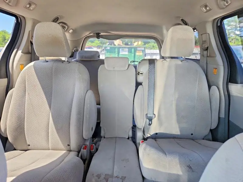 2013 TOYOTA SIENNA LE  