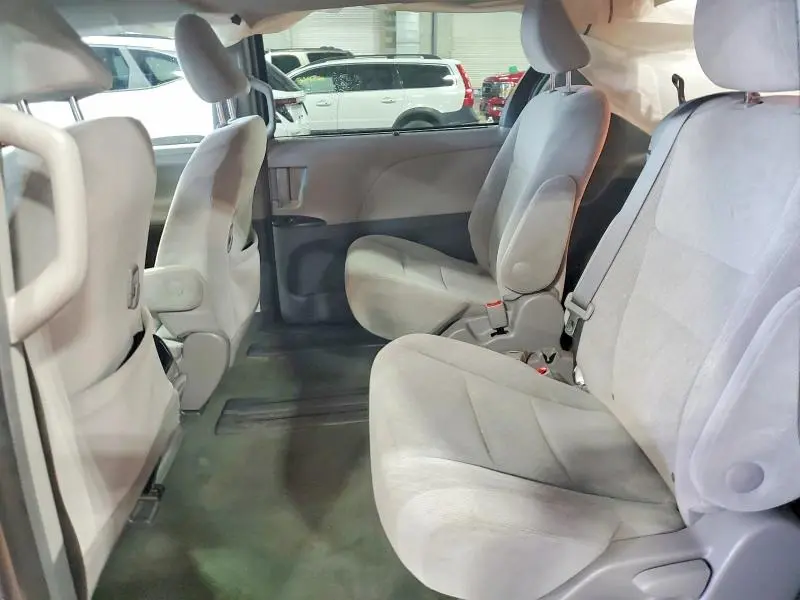 2015 TOYOTA SIENNA LE  