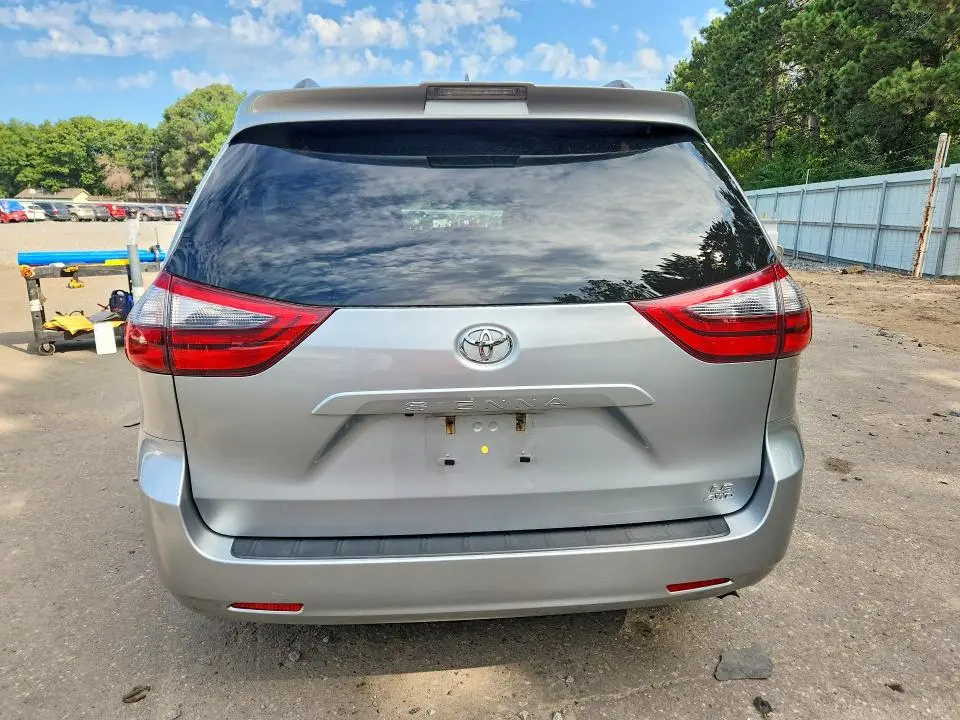 2020 TOYOTA SIENNA LE  