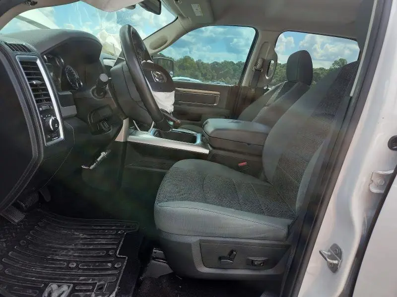 2016 RAM 1500 SLT  