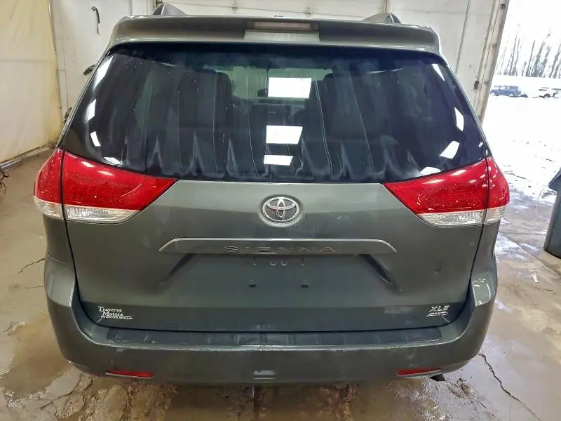 2013 TOYOTA SIENNA XLE  