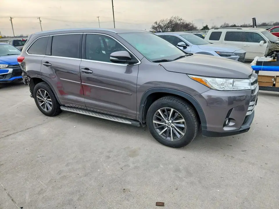2017 TOYOTA HIGHLANDER SE  