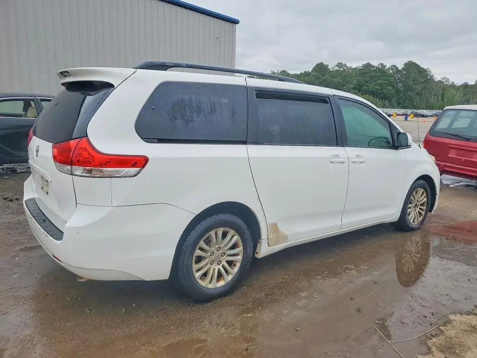 2014 TOYOTA SIENNA XLE 8-PASSENGER  