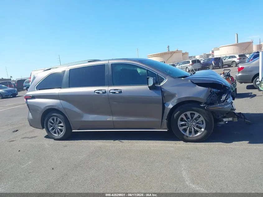 2022 TOYOTA SIENNA XLE
