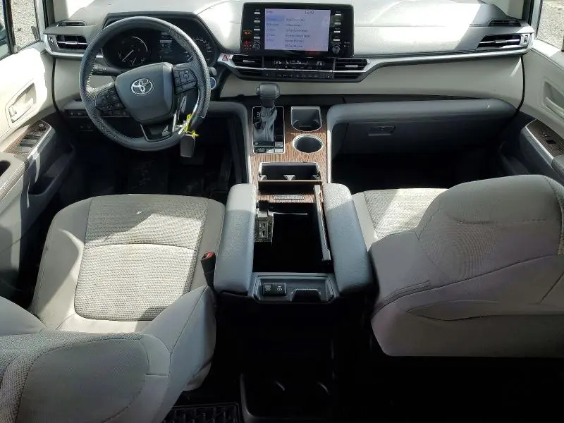 2022 TOYOTA SIENNA LE  